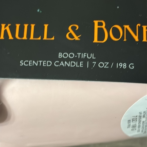 NEW Skull & Bones Skeleton in a Pink Bathtub Summerween Halloween Candle - Picture 10 of 13